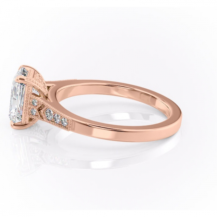 Inel de logodnă Caelia din aur Rose 14kt cu moissanite tăietură radiantă – Pietre laterale rafinată pentru profil înalt | Personalizează și configurează gratuit online [6]