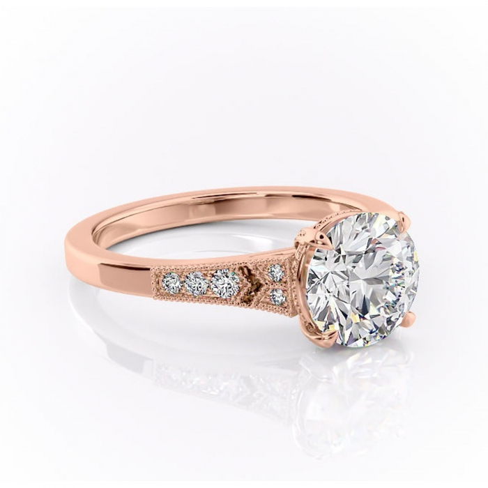 Inel de logodnă Caelia din aur Rose 14kt cu moissanite tăietură rotundă – Pietre laterale rafinată pentru profil înalt | Personalizează și configurează gratuit online [1]