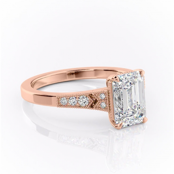 Inel de logodnă Caelia din aur Rose 14kt cu moissanite tăietură smarald – Pietre laterale rafinată pentru profil înalt | Personalizează și configurează gratuit online [1]