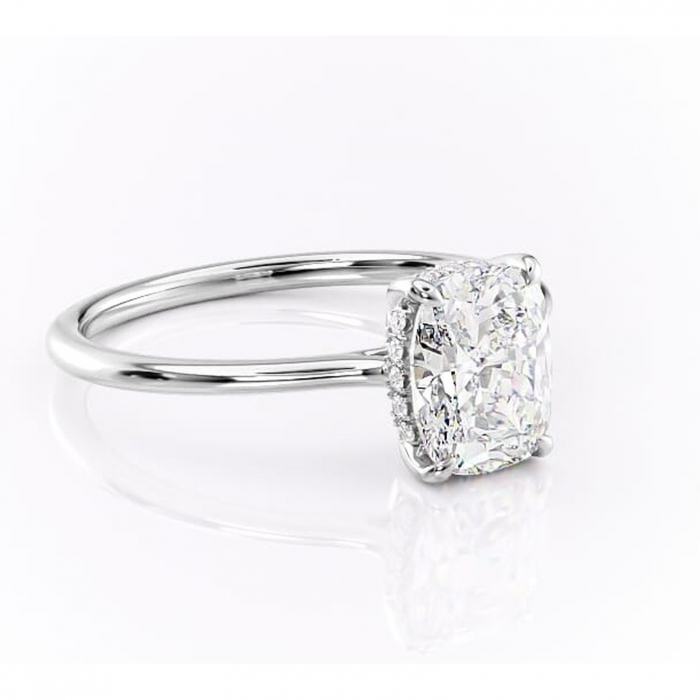 Inel de logodnă Camellia din aur Alb 14kt cu moissanite tăietură pernă – Solitar rafinată pentru profil jos | Personalizează și configurează gratuit online [1]