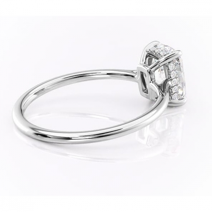 Inel de logodnă Camellia din aur Alb 14kt cu moissanite tăietură pernă – Solitar rafinată pentru profil jos | Personalizează și configurează gratuit online [3]