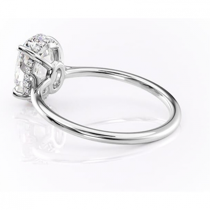 Inel de logodnă Camellia din aur Alb 14kt cu moissanite tăietură ovală – Solitar rafinată pentru profil jos | Personalizează și configurează gratuit online [5]