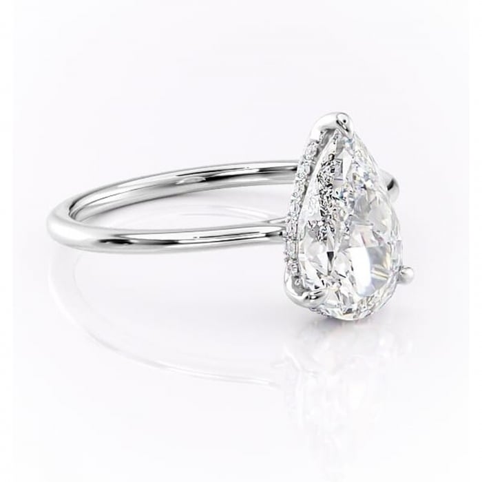 Inel de logodnă Camellia din aur Alb 14kt cu moissanite tăietură pară – Solitar rafinată pentru profil jos | Personalizează și configurează gratuit online [1]