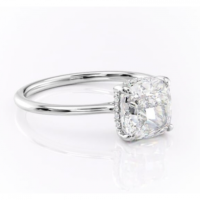 Inel de logodnă Camellia din aur Alb 18kt cu moissanite tăietură pernă – Solitar rafinată pentru profil jos | Personalizează și configurează gratuit online [1]