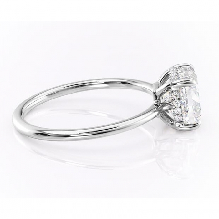Inel de logodnă Camellia din aur Alb 18kt cu moissanite tăietură pernă – Solitar rafinată pentru profil jos | Personalizează și configurează gratuit online [2]
