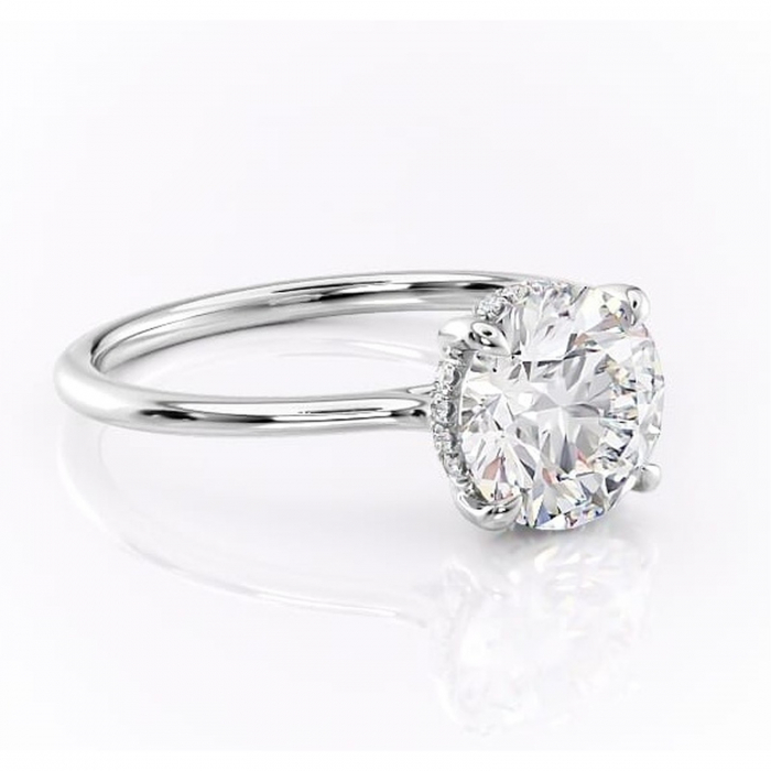 Inel de logodnă Camellia din aur Alb 14kt cu moissanite tăietură rotundă – Solitar rafinată pentru profil jos | Personalizează și configurează gratuit online [1]