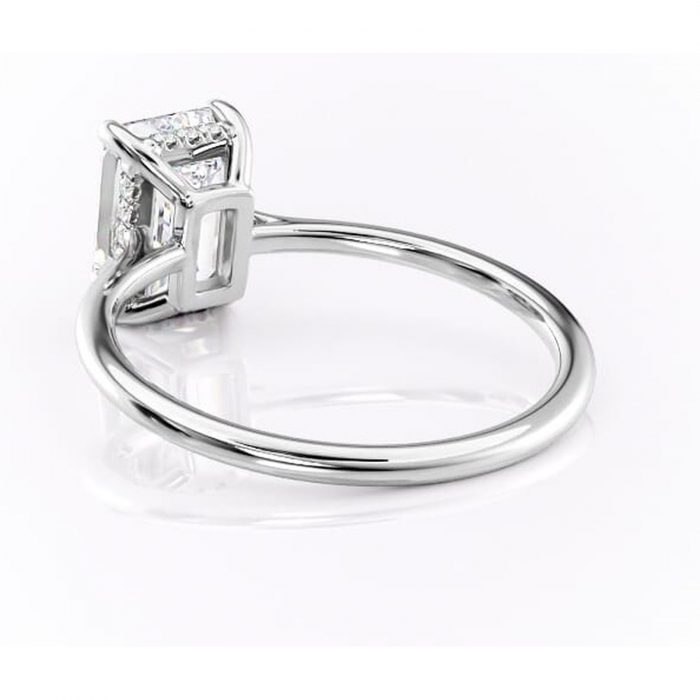 Inel de logodnă Camellia din aur Alb 14kt cu moissanite tăietură smarald – Solitar rafinată pentru profil jos | Personalizează și configurează gratuit online [4]