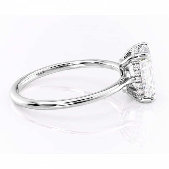 Inel de logodnă Camellia din aur Alb 14kt cu moissanite tăietură smarald – Solitar rafinată pentru profil jos | Personalizează și configurează gratuit online [2]