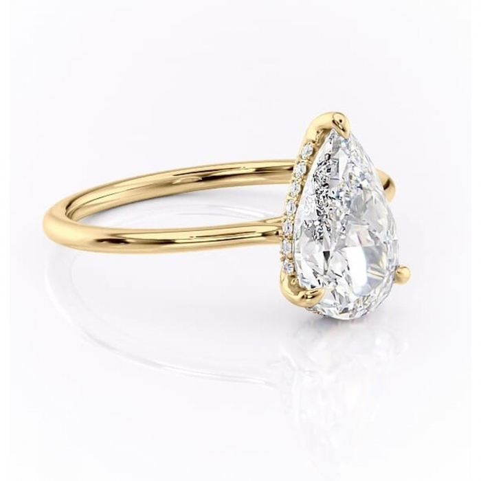 Inel de logodnă Camellia din aur Galben 14kt cu moissanite tăietură pară – Solitar rafinată pentru profil jos | Personalizează și configurează gratuit online [1]