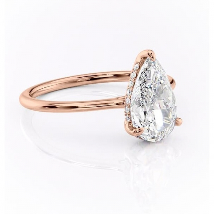 Inel de logodnă Camellia din aur Rose 18kt cu moissanite tăietură pară – Solitar rafinată pentru profil jos | Personalizează și configurează gratuit online [1]