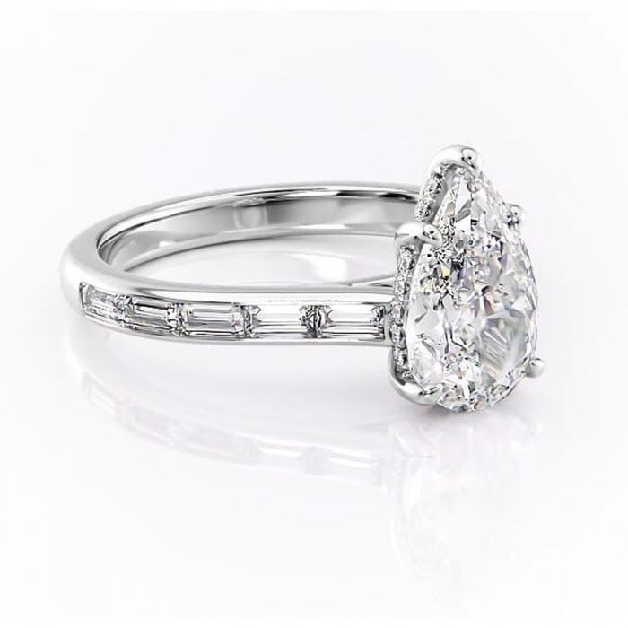 Inel de logodnă Catherine din aur Alb 14kt cu moissanite tăietură pară – Montură cu canal rafinată pentru profil înalt | Personalizează și configurează gratuit online [1]