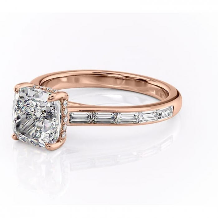 Inel de logodnă Catherine din aur Rose 14kt cu moissanite tăietură pernă – Montură cu canal rafinată pentru profil înalt | Personalizează și configurează gratuit online [7]