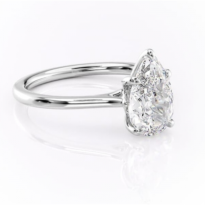Inel de logodnă Charlotte din aur Alb 14kt cu moissanite tăietură pară – Solitar rafinată pentru profil mediu | Personalizează și configurează gratuit online [1]