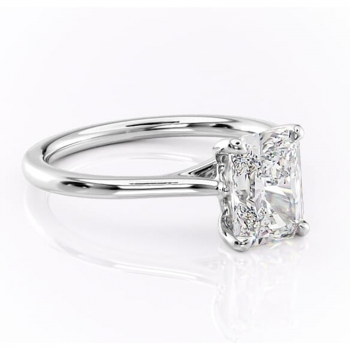 Inel de logodnă Charlotte din aur Alb 14kt cu moissanite tăietură radiantă – Solitar rafinată pentru profil mediu | Personalizează și configurează gratuit online [1]
