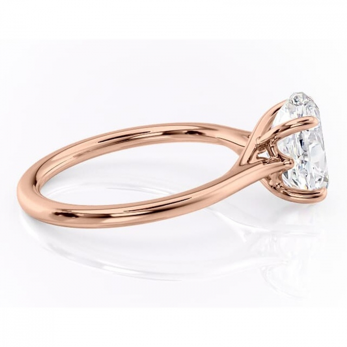 Inel de logodnă Charlotte din aur Rose 14kt cu moissanite tăietură ovală – Solitar rafinată pentru profil mediu | Personalizează și configurează gratuit online [2]
