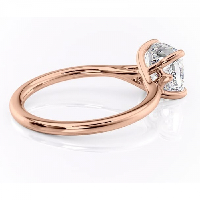 Inel de logodnă Charlotte din aur Rose 14kt cu moissanite tăietură pernă – Solitar rafinată pentru profil mediu | Personalizează și configurează gratuit online [3]