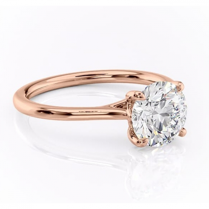 Inel de logodnă Charlotte din aur Rose 14kt cu moissanite tăietură rotundă – Solitar rafinată pentru profil mediu | Personalizează și configurează gratuit online [1]