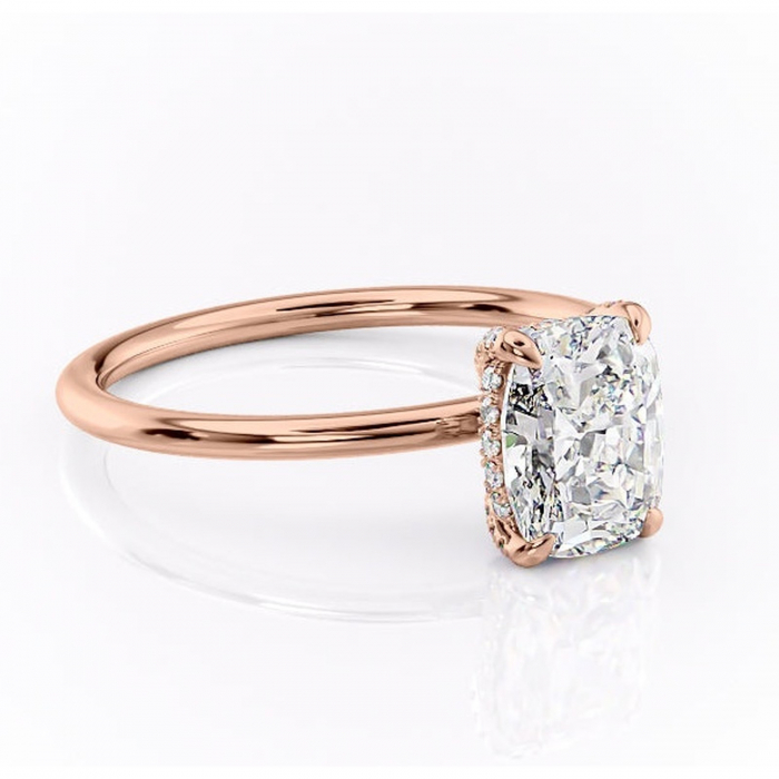 Inel de logodnă Clarabelle din aur Rose 14kt cu moissanite tăietură pernă – Solitar rafinată pentru profil înalt | Personalizează și configurează gratuit online [1]