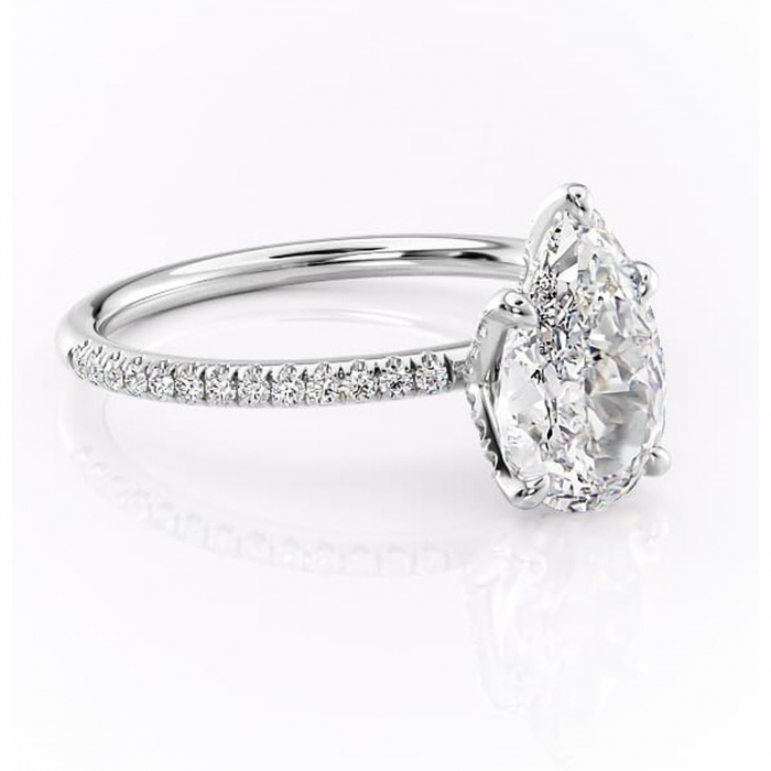 Inel de logodnă Cleo din aur Alb 18kt cu moissanite tăietură pară – Montură pavé rafinată pentru profil înalt | Personalizează și configurează gratuit online [1]