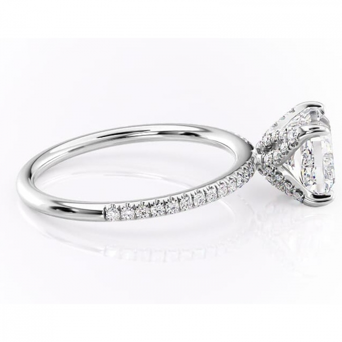 Inel de logodnă Cleo din aur Alb 18kt cu moissanite tăietură pernă – Montură pavé rafinată pentru profil înalt | Personalizează și configurează gratuit online [2]