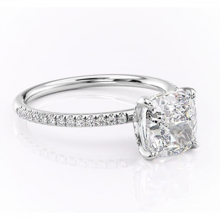 Inel de logodnă Cleo din aur Alb 18kt cu moissanite tăietură pernă – Montură pavé rafinată pentru profil înalt | Personalizează și configurează gratuit online [1]