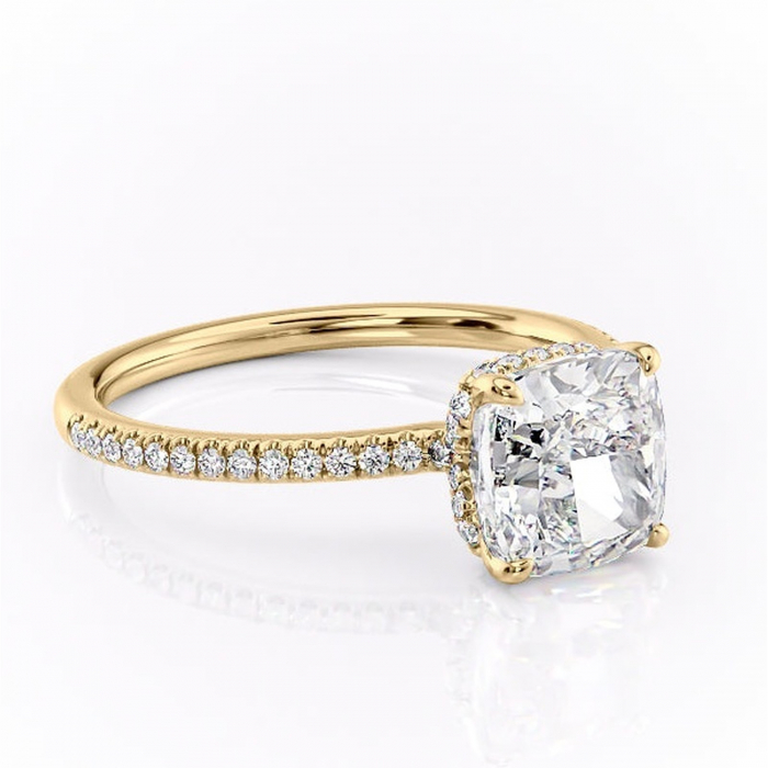 Inel de logodnă Coraline din aur Galben 18kt cu moissanite tăietură pernă – Montură pavé rafinată pentru profil înalt | Personalizează și configurează gratuit online [1]