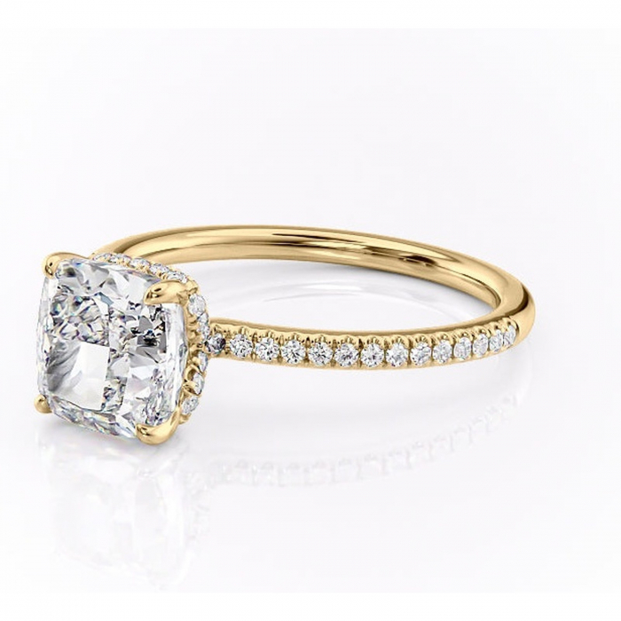 Inel de logodnă Coraline din aur Galben 18kt cu moissanite tăietură pernă – Montură pavé rafinată pentru profil înalt | Personalizează și configurează gratuit online [7]