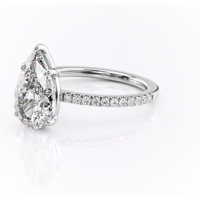 Inel de logodnă Cordelia din aur Alb 14kt cu moissanite tăietură pară – Profil pătrat rafinată pentru profil înalt | Personalizează și configurează gratuit online [7]