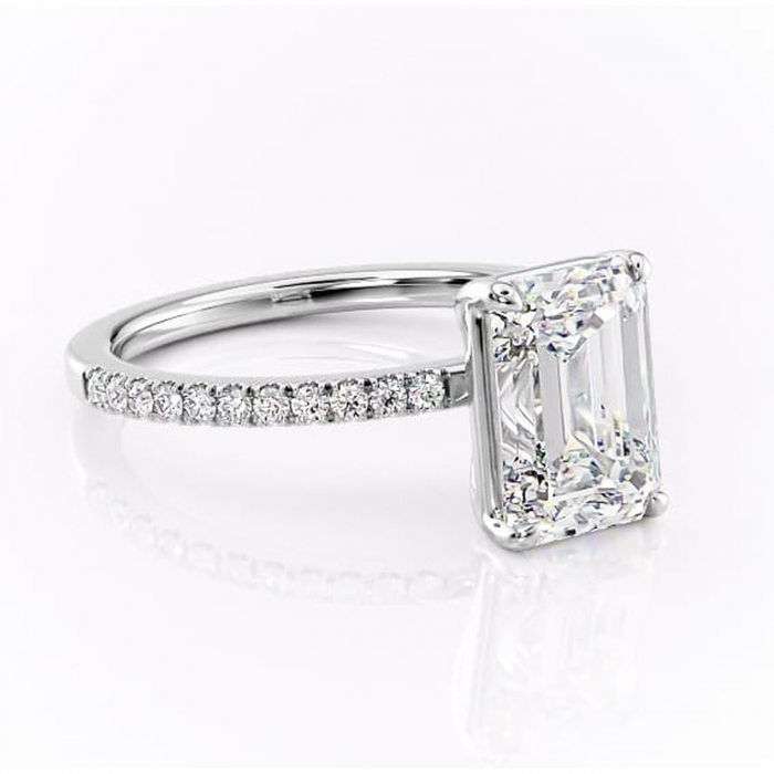 Inel de logodnă Cordelia din aur Alb 14kt cu moissanite tăietură smarald – Profil pătrat rafinată pentru profil înalt | Personalizează și configurează gratuit online [1]