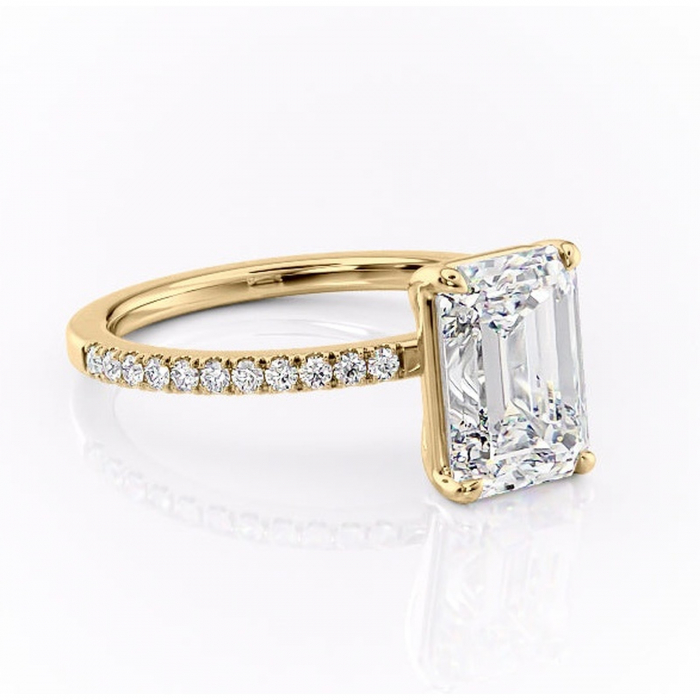 Inel de logodnă Cordelia din aur Galben 18kt cu moissanite tăietură smarald – Profil pătrat rafinată pentru profil înalt | Personalizează și configurează gratuit online [1]