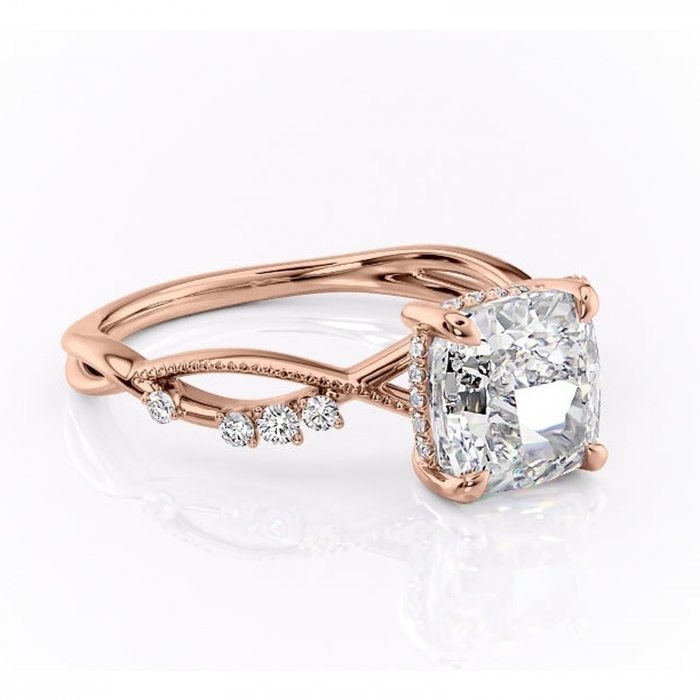 Inel de logodnă Crystal din aur Rose 14kt cu moissanite tăietură pernă – Pietre laterale rafinată pentru profil mediu | Personalizează și configurează gratuit online [1]