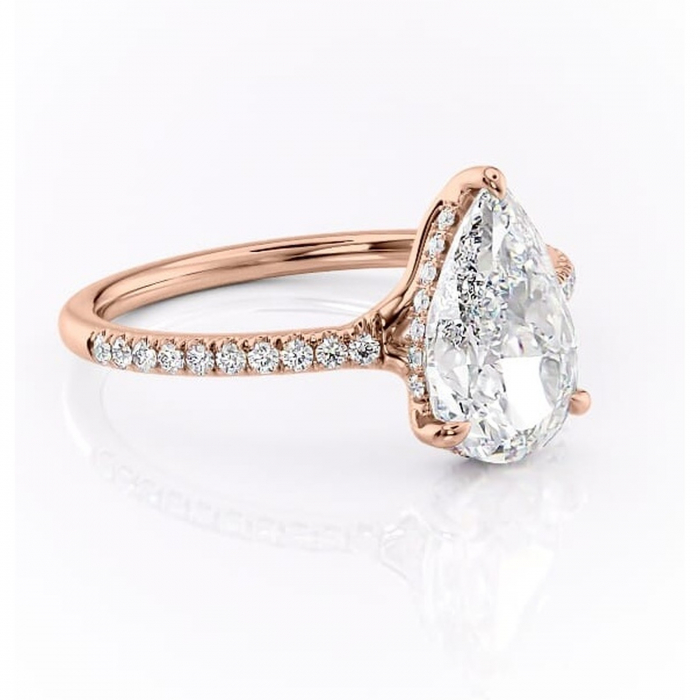 Inel de logodnă Daisy din aur Rose 18kt cu moissanite tăietură pară – Montură pavé rafinată pentru profil jos | Personalizează și configurează gratuit online [1]