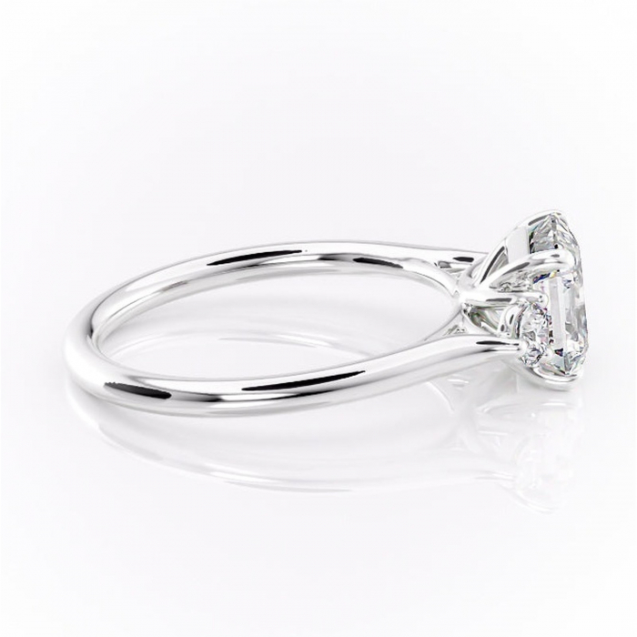 Inel de logodnă Delphine din aur Alb 14kt cu moissanite tăietură asscher – Montură cu trei pietre rafinată pentru profil mediu | Personalizează și configurează gratuit online [2]