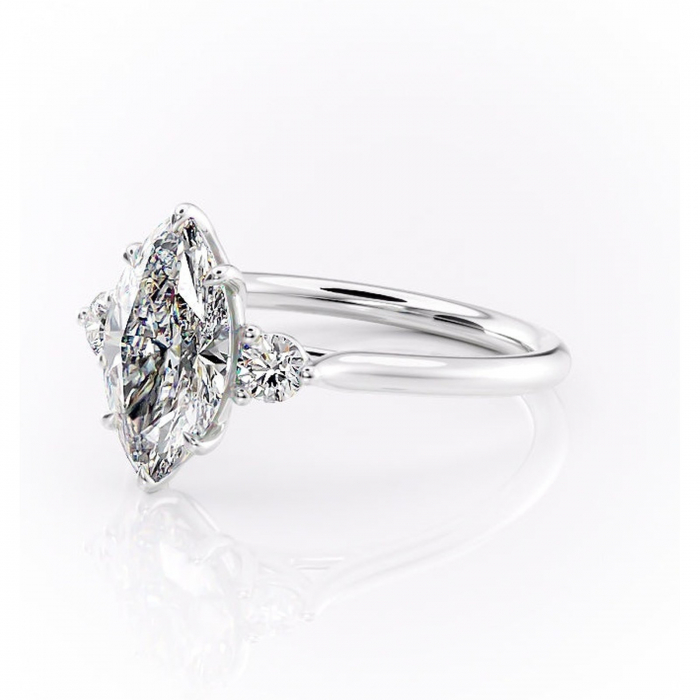 Inel de logodnă Delphine din aur Alb 14kt cu moissanite tăietură marquise – Montură cu trei pietre rafinată pentru profil mediu | Personalizează și configurează gratuit online [7]