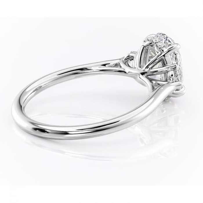 Inel de logodnă Delphine din aur Alb 14kt cu moissanite tăietură ovală – Montură cu trei pietre rafinată pentru profil mediu | Personalizează și configurează gratuit online [3]