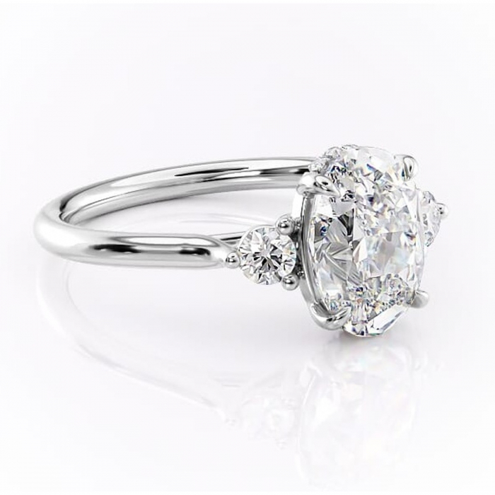 Inel de logodnă Delphine din aur Alb 14kt cu moissanite tăietură ovală – Montură cu trei pietre rafinată pentru profil mediu | Personalizează și configurează gratuit online [1]