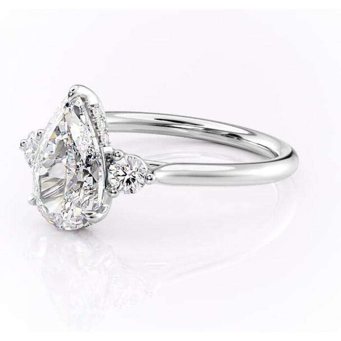 Inel de logodnă Delphine din aur Alb 14kt cu moissanite tăietură pară – Montură cu trei pietre rafinată pentru profil mediu | Personalizează și configurează gratuit online [7]