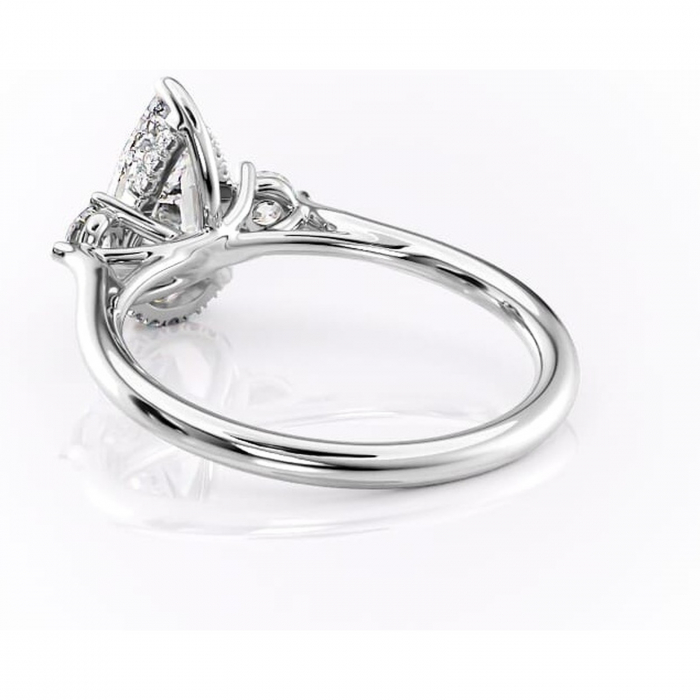 Inel de logodnă Delphine din aur Alb 14kt cu moissanite tăietură pară – Montură cu trei pietre rafinată pentru profil mediu | Personalizează și configurează gratuit online [4]