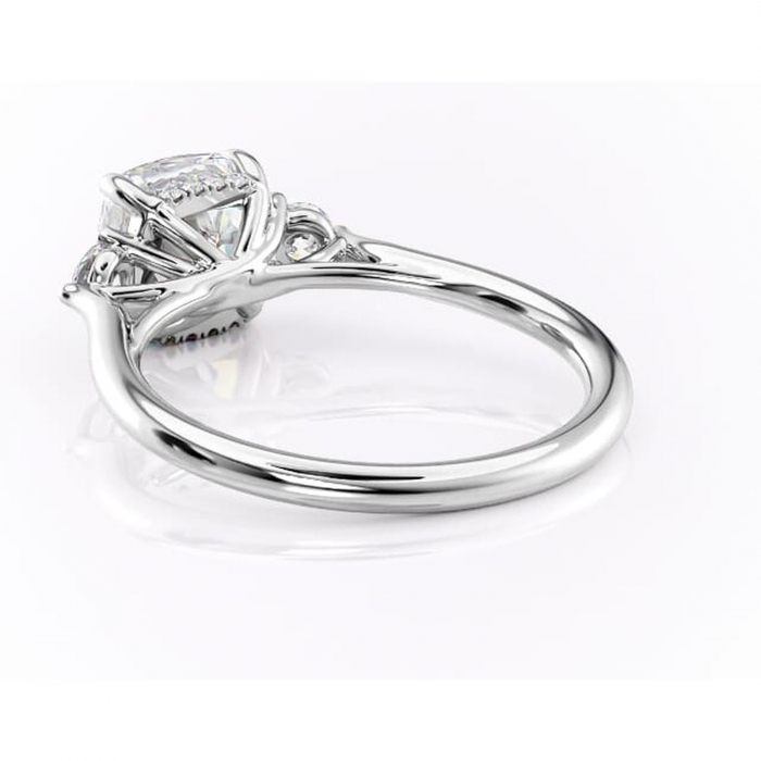 Inel de logodnă Delphine din aur Alb 14kt cu moissanite tăietură pernă – Montură cu trei pietre rafinată pentru profil mediu | Personalizează și configurează gratuit online [4]