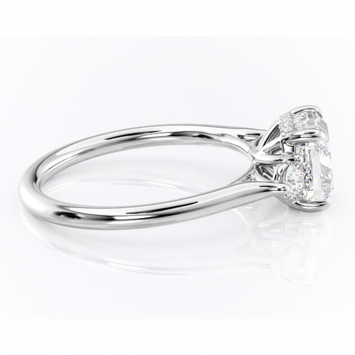 Inel de logodnă Delphine din aur Alb 14kt cu moissanite tăietură pernă – Montură cu trei pietre rafinată pentru profil mediu | Personalizează și configurează gratuit online [2]