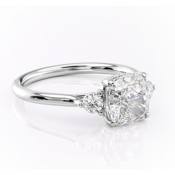 Inel de logodnă Delphine din aur Alb 14kt cu moissanite tăietură pernă – Montură cu trei pietre rafinată pentru profil mediu | Personalizează și configurează gratuit online [1]