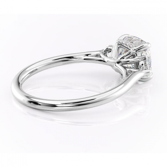 Inel de logodnă Delphine din aur Alb 14kt cu moissanite tăietură pernă – Montură cu trei pietre rafinată pentru profil mediu | Personalizează și configurează gratuit online [3]