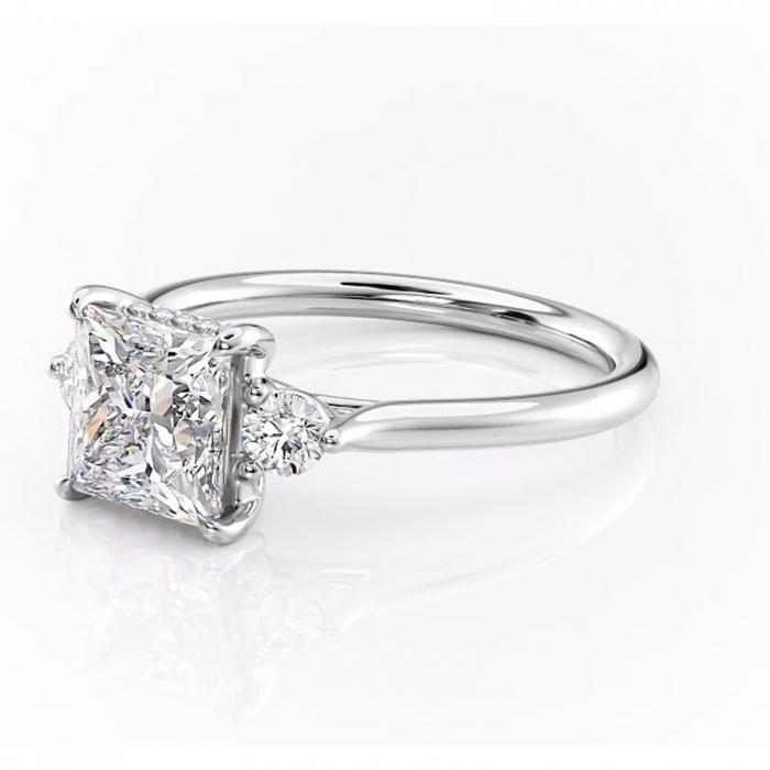 Inel de logodnă Delphine din aur Alb 18kt cu moissanite tăietură princess – Montură cu trei pietre rafinată pentru profil mediu | Personalizează și configurează gratuit online [7]