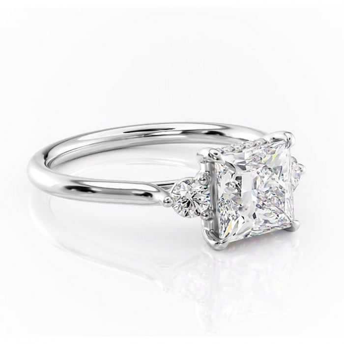 Inel de logodnă Delphine din aur Alb 18kt cu moissanite tăietură princess – Montură cu trei pietre rafinată pentru profil mediu | Personalizează și configurează gratuit online [1]