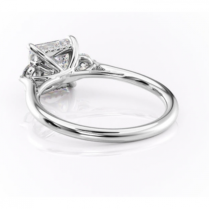 Inel de logodnă Delphine din aur Alb 18kt cu moissanite tăietură princess – Montură cu trei pietre rafinată pentru profil mediu | Personalizează și configurează gratuit online [4]