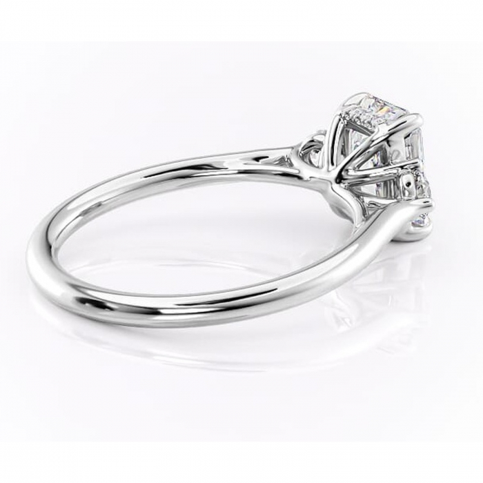 Inel de logodnă Delphine din aur Alb 14kt cu moissanite tăietură radiantă – Montură cu trei pietre rafinată pentru profil mediu | Personalizează și configurează gratuit online [3]