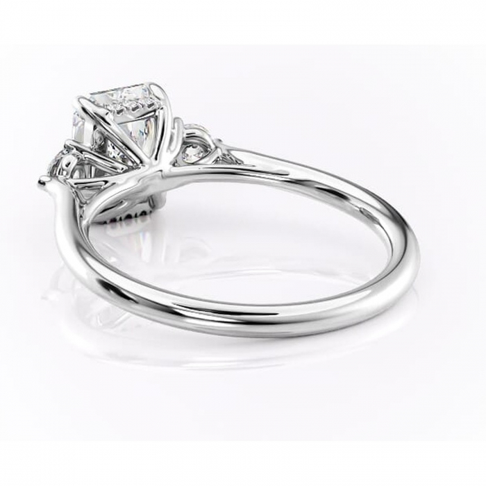 Inel de logodnă Delphine din aur Alb 14kt cu moissanite tăietură radiantă – Montură cu trei pietre rafinată pentru profil mediu | Personalizează și configurează gratuit online [4]