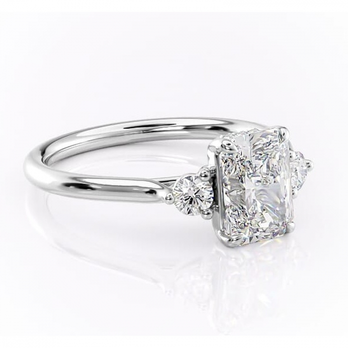 Inel de logodnă Delphine din aur Alb 14kt cu moissanite tăietură radiantă – Montură cu trei pietre rafinată pentru profil mediu | Personalizează și configurează gratuit online [1]