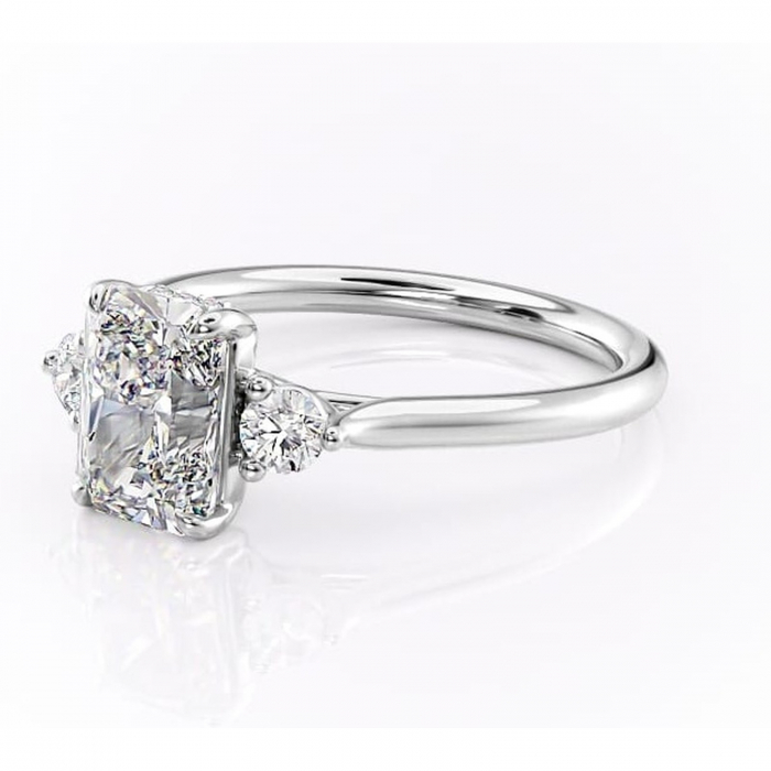 Inel de logodnă Delphine din aur Alb 14kt cu moissanite tăietură radiantă – Montură cu trei pietre rafinată pentru profil mediu | Personalizează și configurează gratuit online [7]