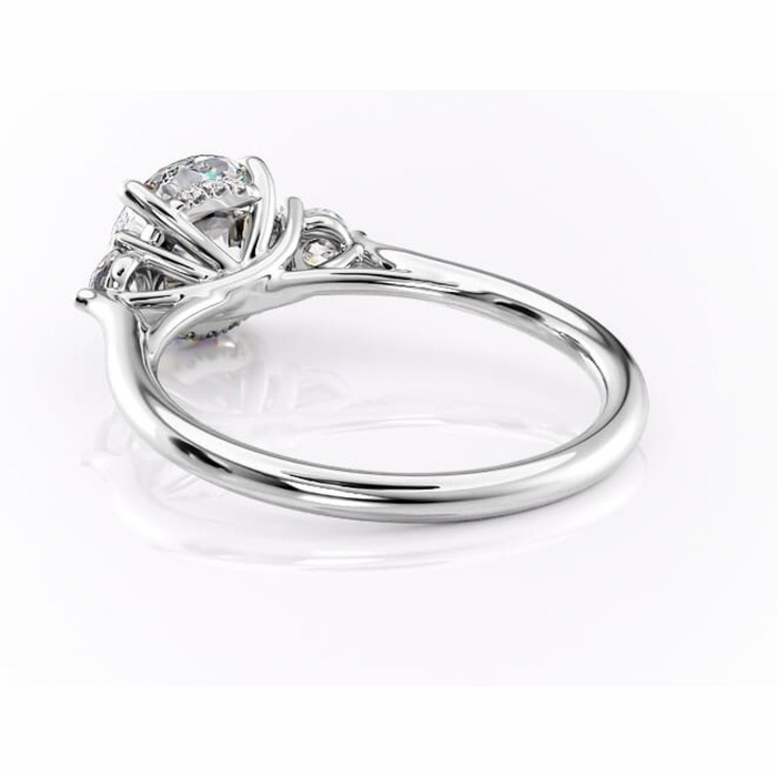 Inel de logodnă Delphine din aur Alb 14kt cu moissanite tăietură rotundă – Montură cu trei pietre rafinată pentru profil mediu | Personalizează și configurează gratuit online [4]